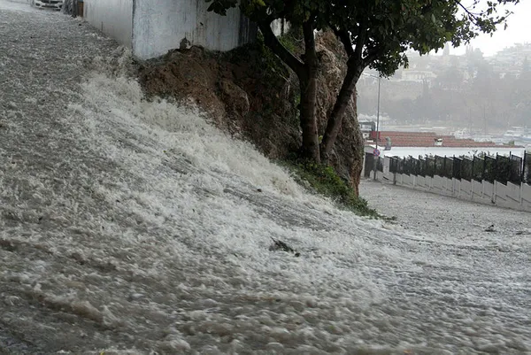 Meteoroloji’den İstanbul için sağanak uyarısı! Marmara’yı fırtına vuracak! İşte 5 günlük hava durumu