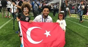 Şampiyonluğu Türk bayrağı ile kutladı