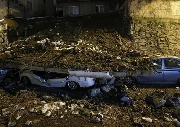 Kağıthane’de istinat duvarı çöktü! O anlar böyle görüntülendi
