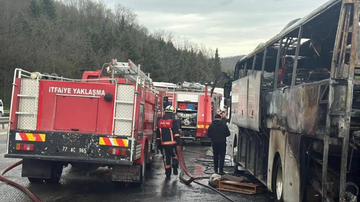 Yalova'da seyir halindeki yolcu otobüsü alevlere teslim oldu