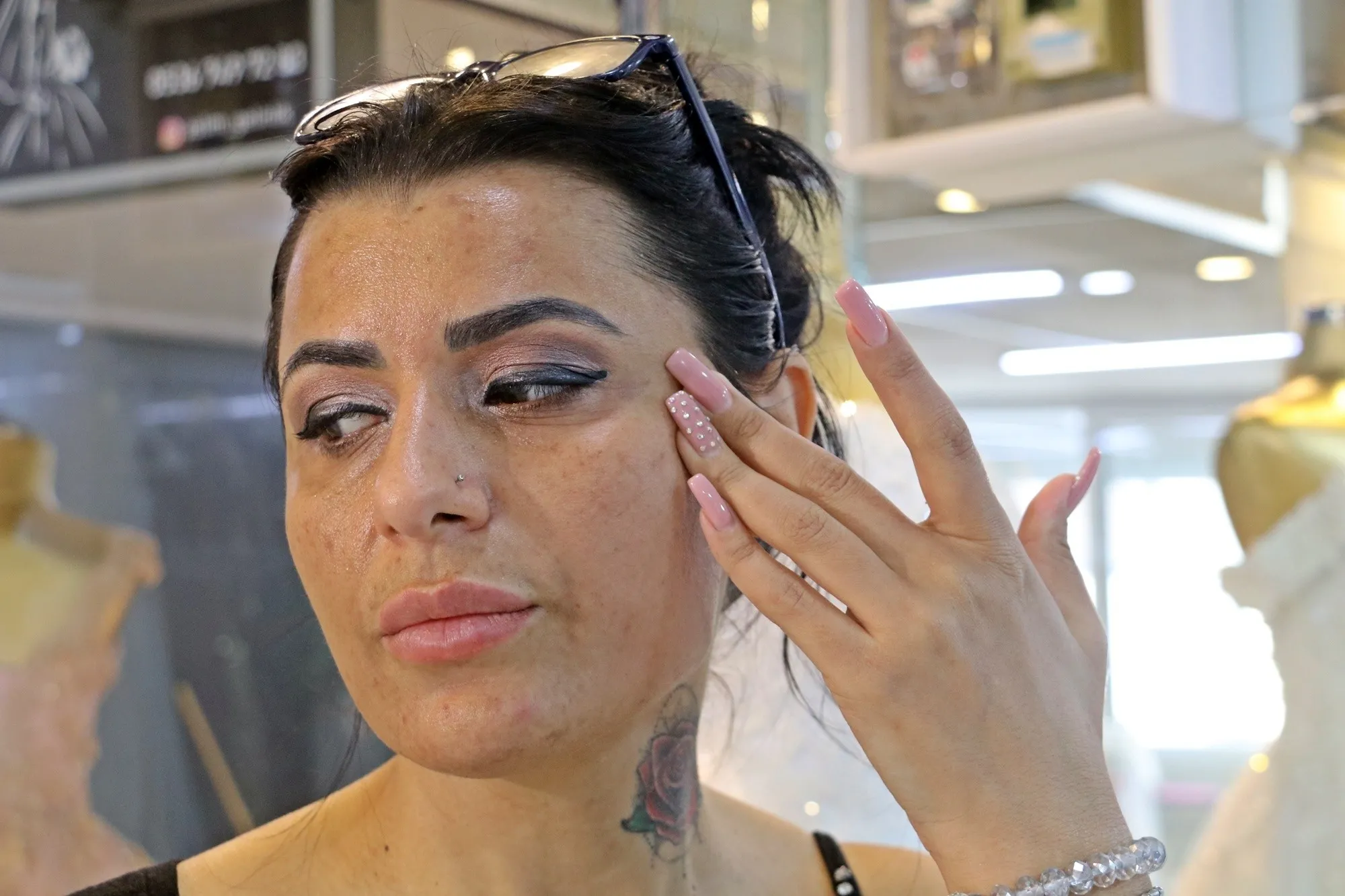 Güzelleşmek isterken Aslı İlhan’ın yüzü yanmıştı! İş yerine gelip gelin adaylarına bakamıyor