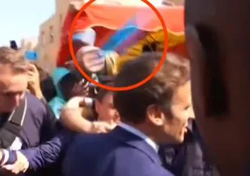 Macron’a domatesli saldırı