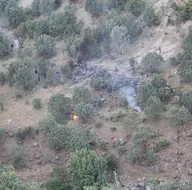 Düşen askeri helikopterin enkazı görüntülendi