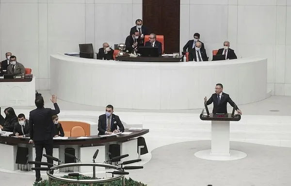 TİP’li Sera Kadıgil Gazi Meclis’te haddini aştı! TBMM’de büyük hadsizlik