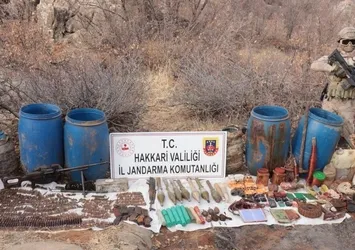 Hakkari'de teröristlere ağır darbe! 2 ayrı mağarada cephanelik ele geçirildi