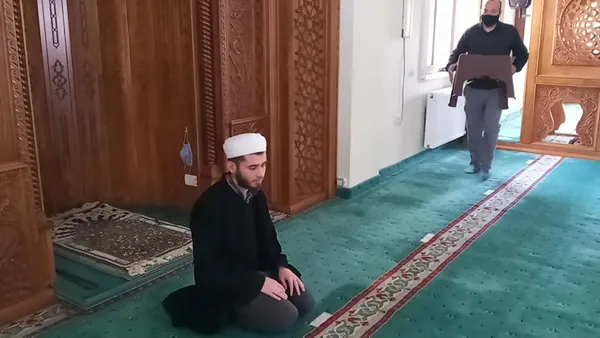 Görme engelli gençten büyük azim! Dinleyerek 2,5 yılda hafız oldu - 1