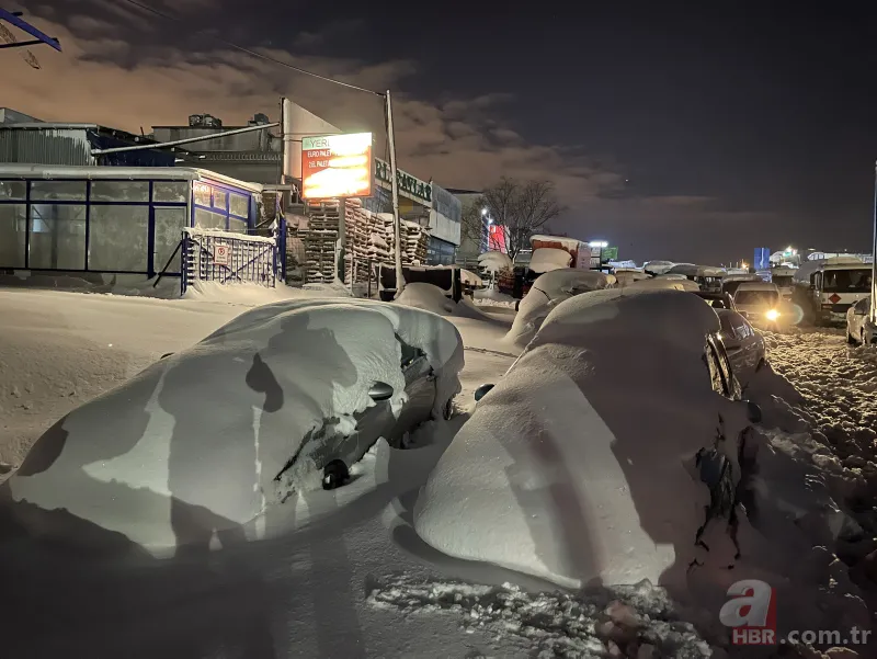 İstanbul'da sürücülerin kar çilesi sürüyor: Hadımköy'deki trafik yoğunluğu havadan görüntülendi! Kilometrelerce araç kuyruğu oluştu 2
