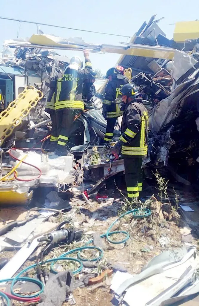 İtalya’da iki tren çarpıştı: 10 ölü