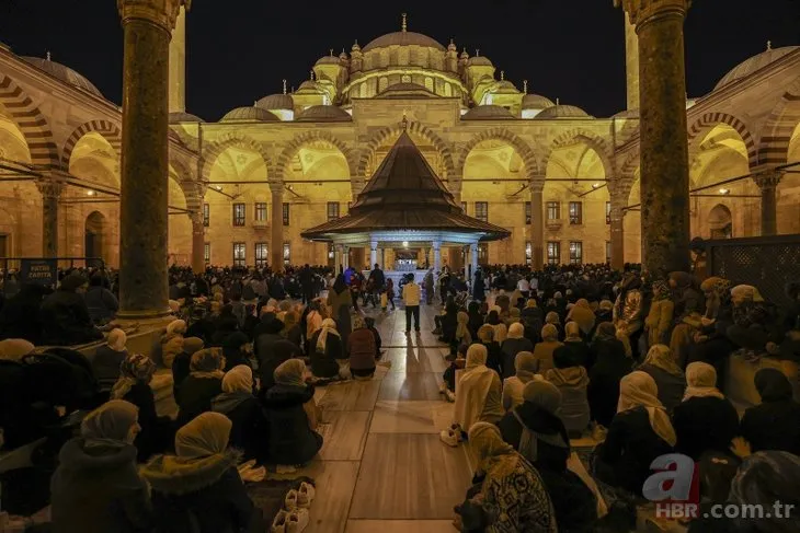 Kadir Gecesi’nde İstanbul’da camiler doldu taştı