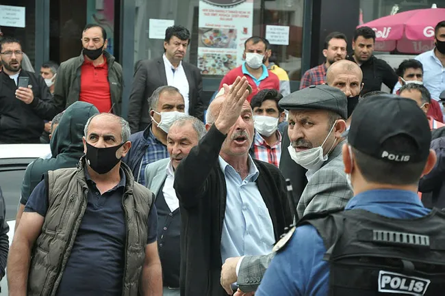 Kars’ta HDP’li belediyenin ihalesinde gerginlik! Dolmuşçulardan ‘kayyum, kayyum’ sloganı