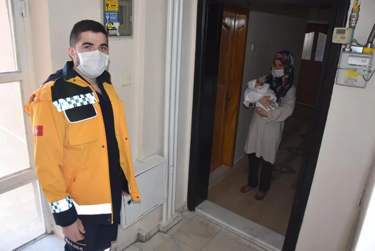 saglik-personeli-45-gunluk-bebegini-kameradan-ve-kapidan-gorebiliyor-1587452127992.jpg 45 günlük bebeğini kapıdan görebilen sağlık personeli: Hepsi onların sağlığı için - 2