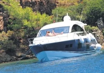 Mustafa Sandal ile Emina Sandal seyir halinde kayalıklara çarptı