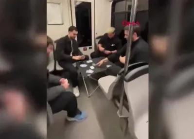 Metroda masa kurup oyun oynadılar