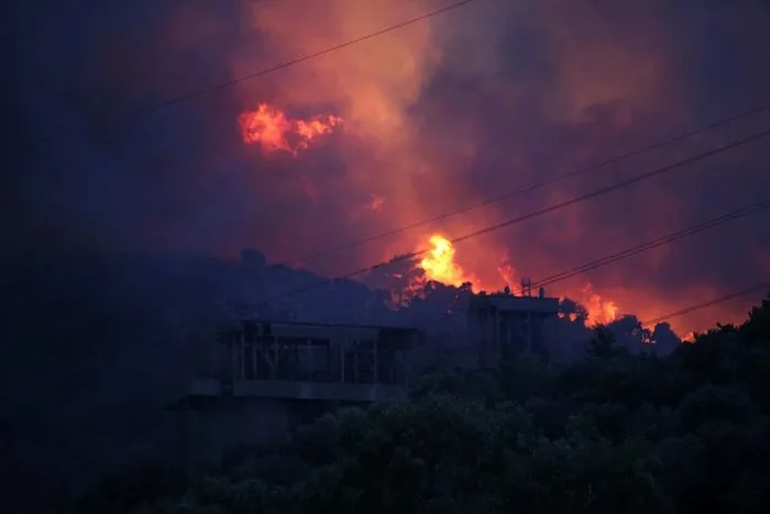 Turska: Požar guta termoelektranu Son-dakika-milasta-yangin-alevler-kemerkoy-termik-santraline-sicradi-1628102097616