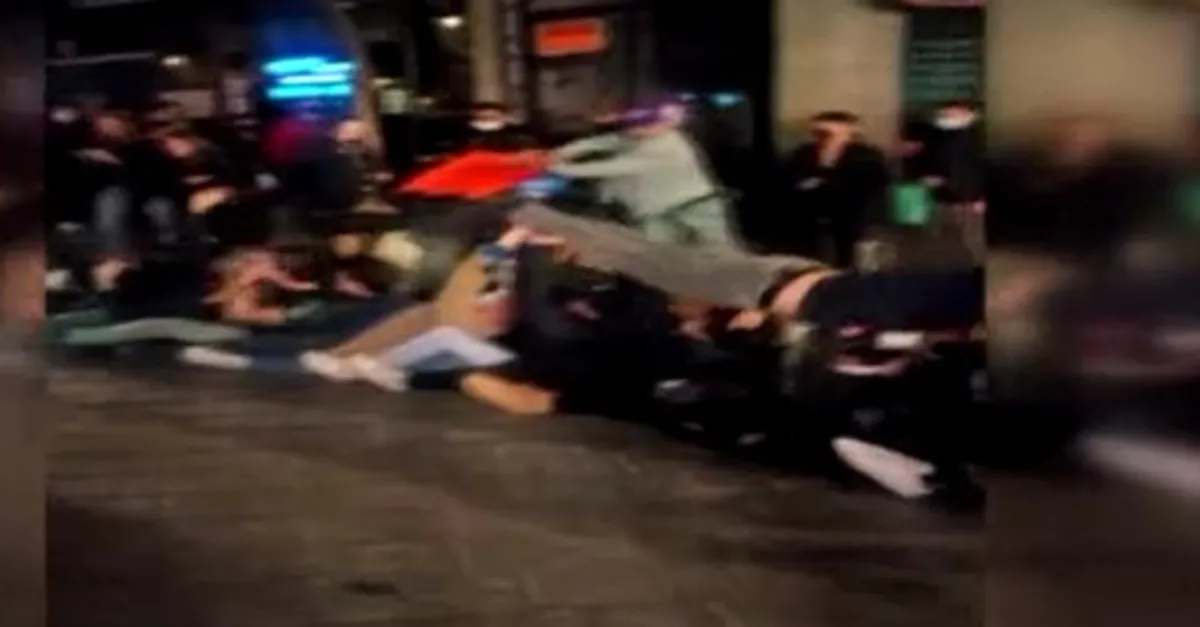 İspanya'da şoke eden görüntüler! Gençlerden Covid-19 önlemlerini hiçe sayan oyun