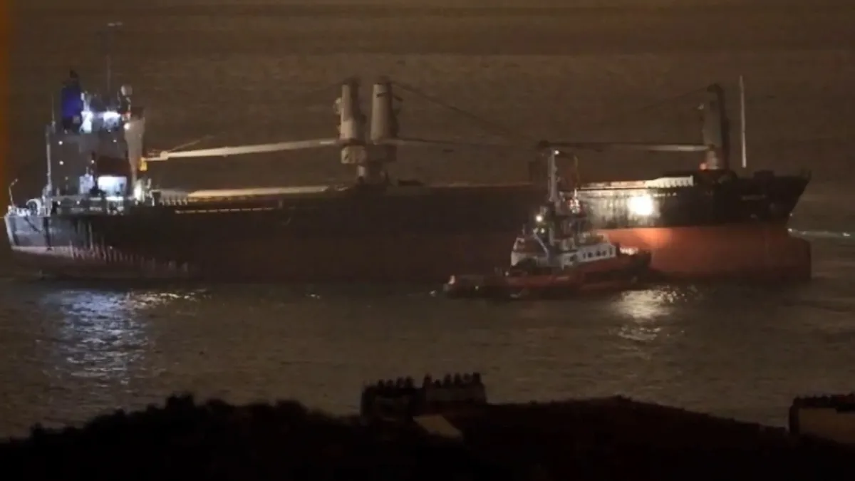 Sarıyer açıklarında kurtarıldıktan sonra İstanbul Boğazı'nda savrulan gemi kurtarıldı
