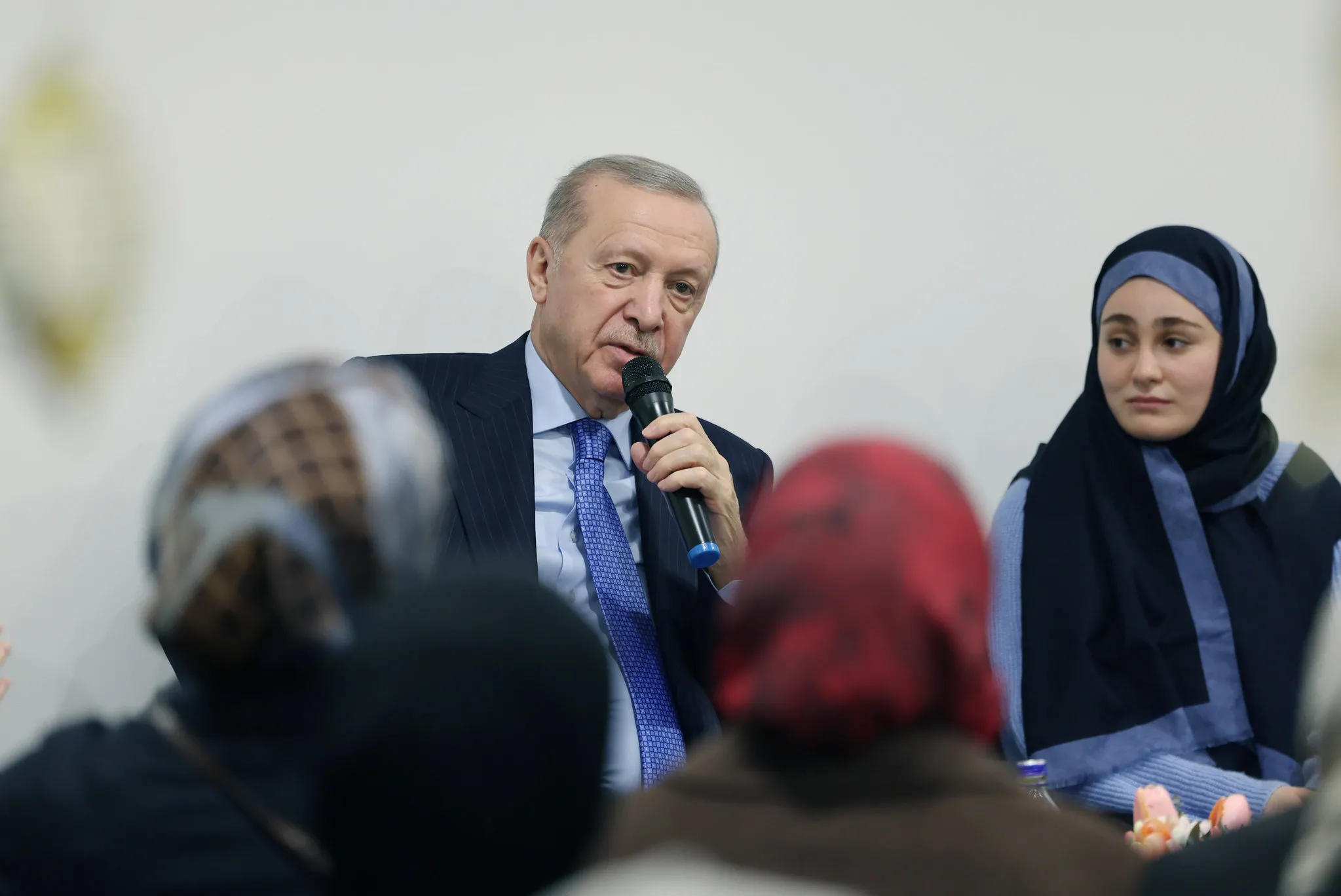 Başkan Erdoğan’dan Üsküdar’da samimi buluşma! İftarın ardından gençlerle bir araya geldi