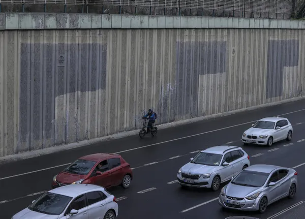 İstanbul’un rengi soldu! İBB’nin söktüğü dikey bahçeler yerini gri duvarlara bıraktı