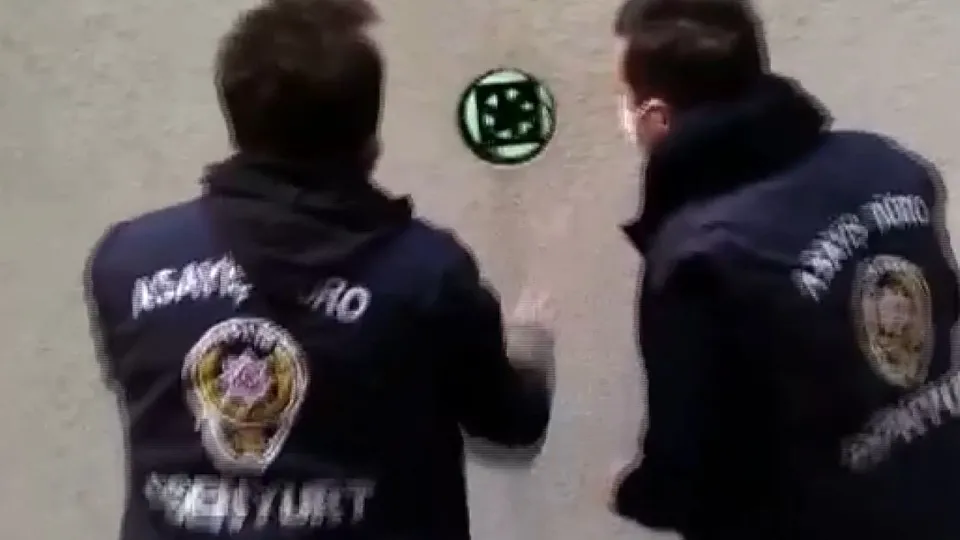 Kahvehaneyi kapalı gösterip kumar oynadılar! Delikten böyle yakalandılar