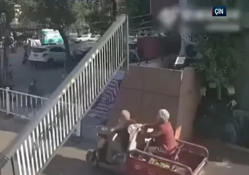Yaşlı çiftin arasına bariyer girdi