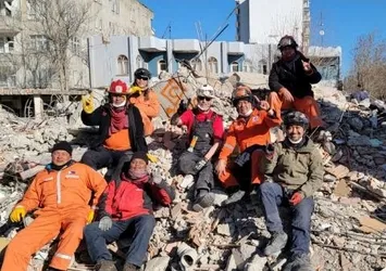 Asrın felaketi için işini bırakıp 9 bin kilometreden yardıma koştu: 20 afet gördüm, en kötüsü buydu