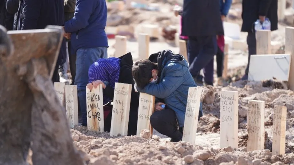 Kahramanmaraş depremi sonrası Adıyaman'da en acı bağ! Enkaz altında doğum yapan kadın bebeği ile birlikte defnedildi