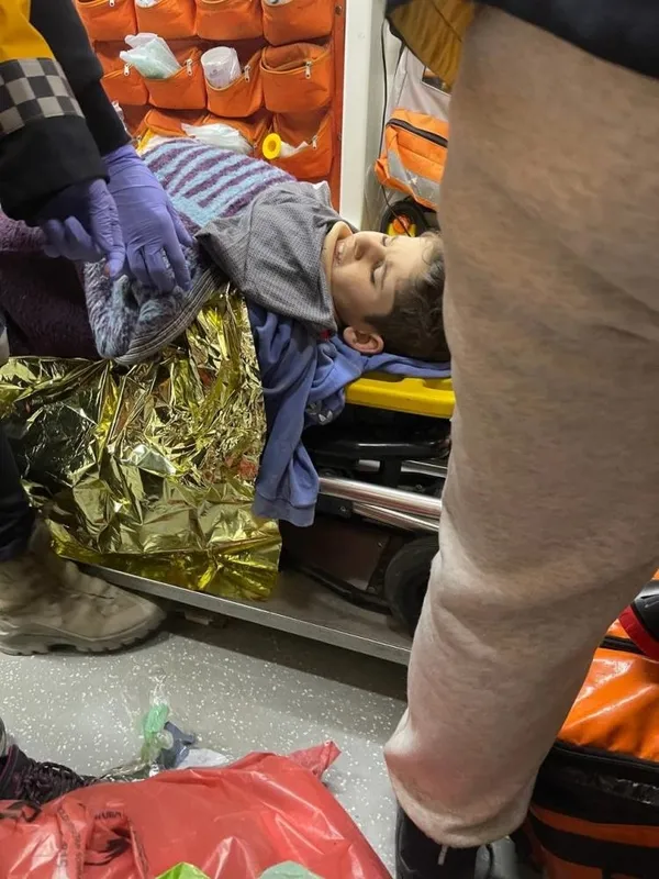 depremde-260-saatte-yeni-mucize-hatayda-12-yasindaki-cocuk-sag-olarak-kurtarildi-1676584987271.jpg Depremde 260. saatte yeni mucize! Hatay'da 14 yaşındaki çocuk sağ olarak kurtarıldı - 1