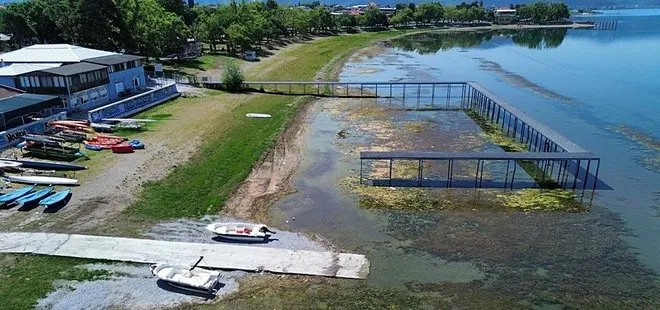 İznik Gölü'nde korkutan görüntü! En büyük iskele karaya oturdu