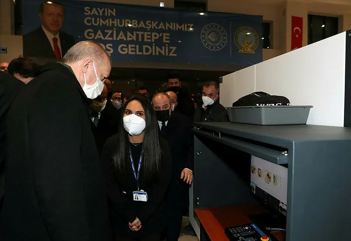 Başkan Erdoğan, ASELSAN’ın X-ray cihazını inceledi