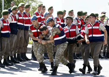 Mahkeme başkanı, yüzsüz FETÖ'cüleri salondan attı