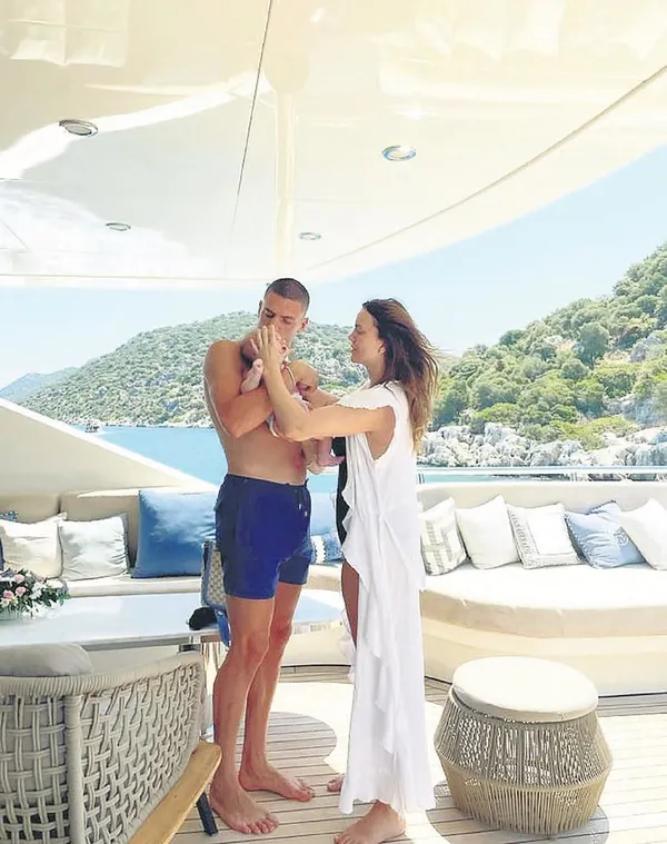 Merih Demiral eşi ve oğlu için kesenin ağzını açtı! 485 bin Euro’luk tatil