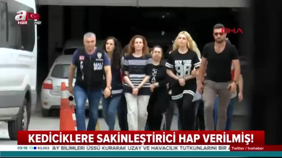 Adnan Oktar kediciklere hap vermiş!