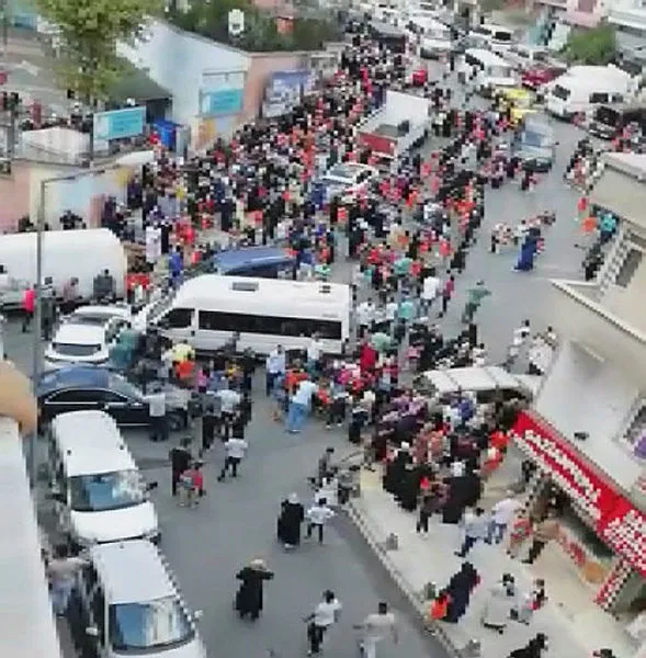 Son dakika: Sultangazi'de servis aracı okul önünde bekleyen öğrenci ve velilere çarptı: 4 yaralı - 4