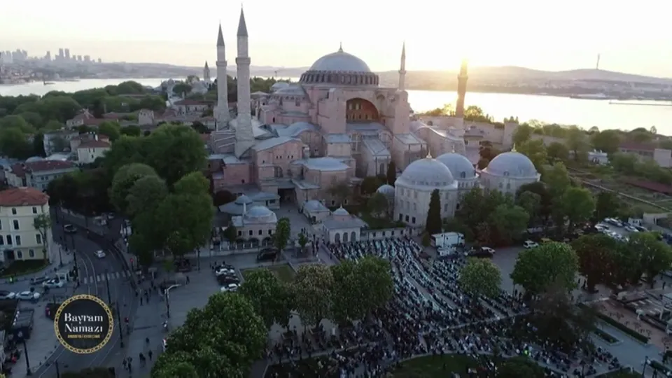 Ayasofya Camii ve Çamlıca Camii'nde bayram namazı kılındı