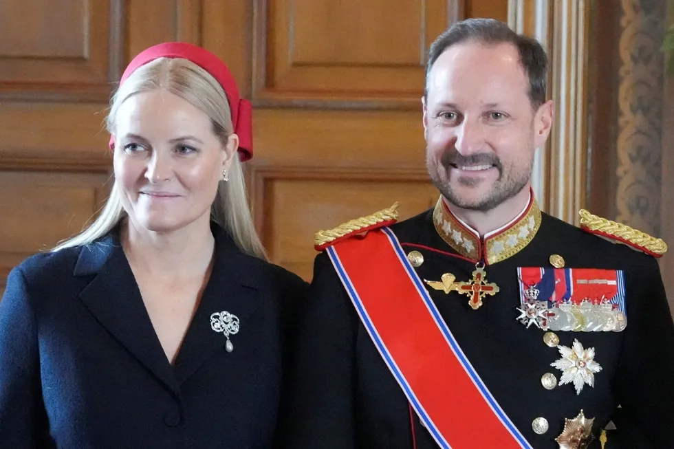 norvec-krali-harald-hayatini-kaybetti-yeni-kral-haakon-1787903561525.jpg Norveç Veliaht Prensi Haakon ve Veliaht Prenses Mette-Marit, 24 Mart 2026'da Norveç'in Oslo kentindeki Kraliyet Sarayı'nın Kuş Odası'nda fotoğraf için poz veriyor. (REUTERS)