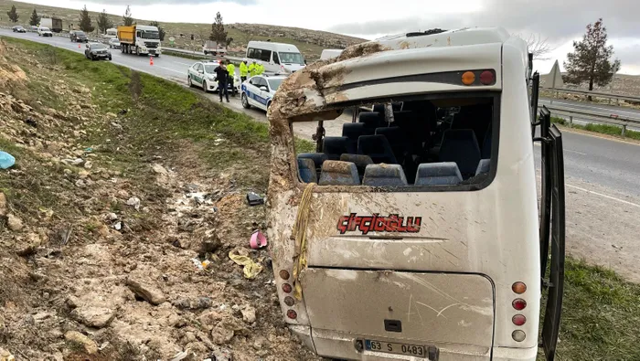 Şanlıurfa'da işçi servisi devrildi: 15 kişi yaralandı - 1