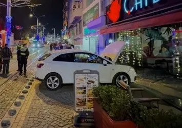 Otomobil kafeye daldı! Yaralılar var