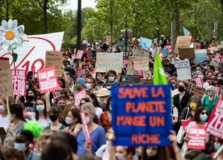 Fransızlar Macron'a karşı ayaklandı! Paris sokaklarında Covid-19 unutuldu