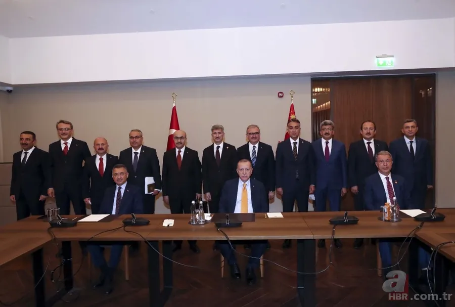 Başkan Erdoğan, Ahlat'taki etkinliklere katılan sanatçı ve gençlerle yemekte bir araya geldi 10