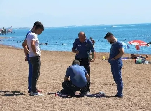 antalyada-serinlemek-icin-girdigi-denizden-cansiz-bedeni-cikti-polis-calan-telefona-cevap-veremedi-1662731003465.jpg Antalya'da serinlemek için girdiği denizden cansız bedeni çıktı! Polis çalan telefona cevap veremedi - 2