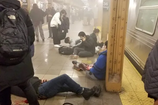 Son dakika: New York'ta metro istasyonunda silahlı saldırı: Çok sayıda kişi vuruldu! Patlayıcılar bulundu - 1