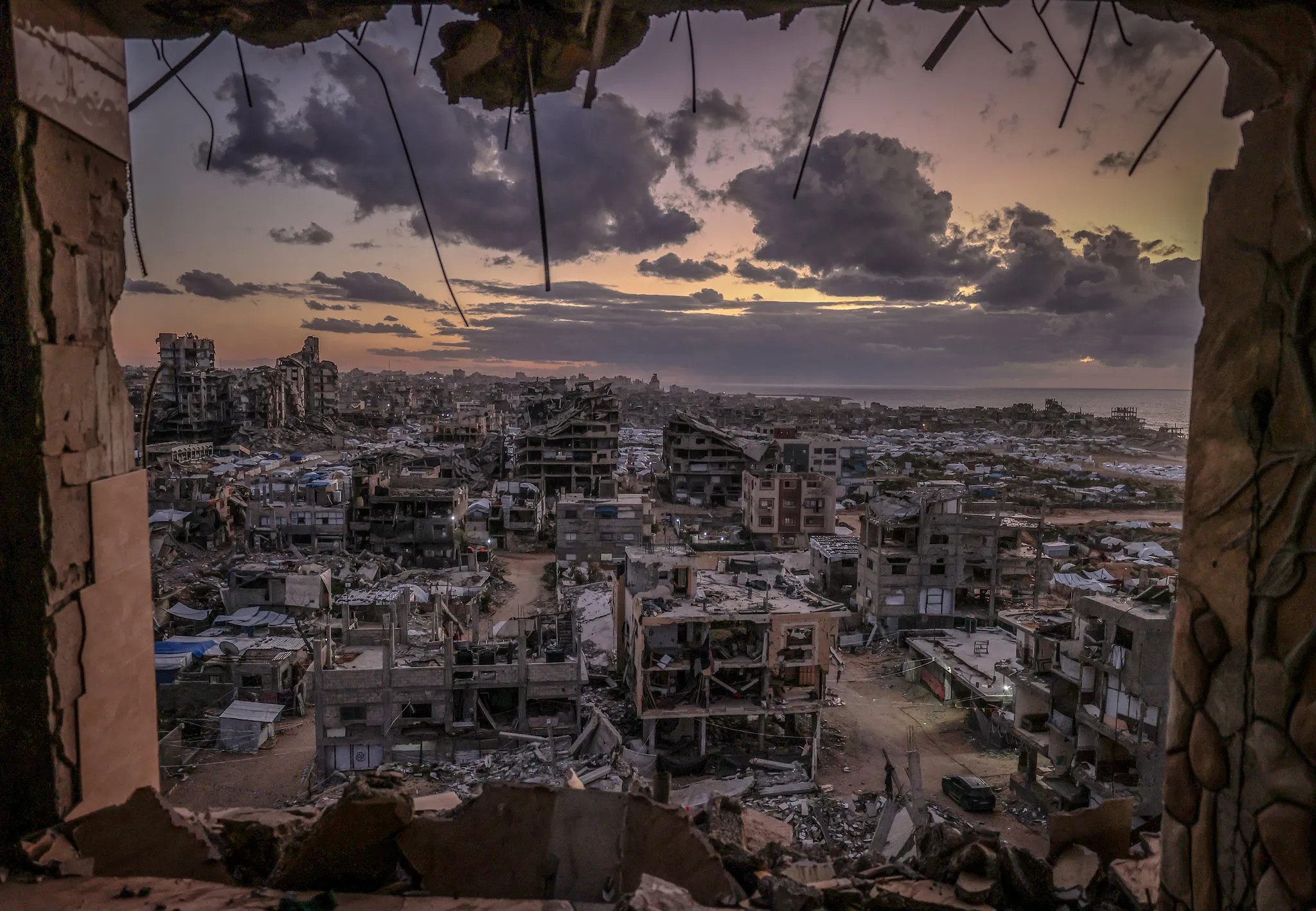 Katil İsrail ateşkesi ihlal etmeye devam ediyor: Gazze'de yoğun hava saldırıları