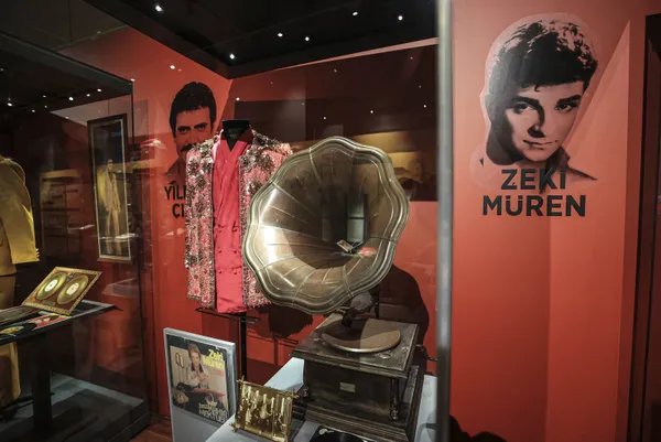 Başkan Erdoğan Cumhurbaşkanlığı Millet Kütüphane'sinde açılan Türk Müziği Tarihi Sergisi’ni gezdi! Merhum sanatçıların aile üyeleriyle sohbet etti - 7