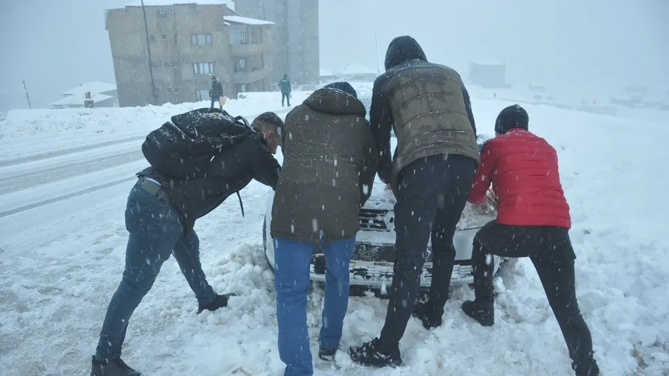 Yüksekova’da kar yağışı etkili oldu: Araçlar kara gömüldü vatandaşlar yolda kaldı