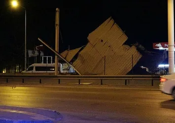 Bursa'da şiddetli lodos 3 katlı binanın çatısını uçurdu