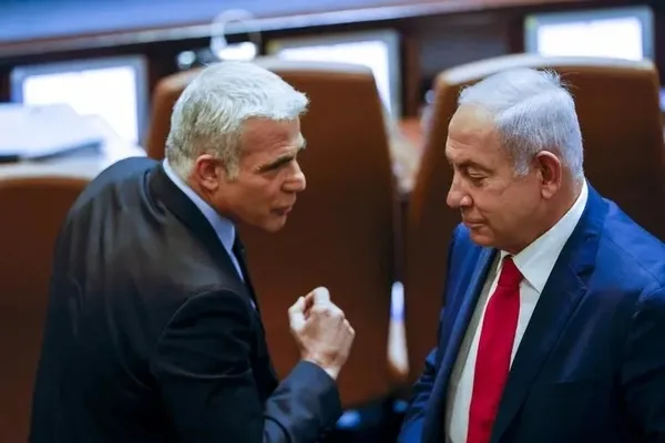 İsrailli Yair Lapid bebek katili Netanyahu’yu topa tuttu: Başbakan olmaya devam edemez
