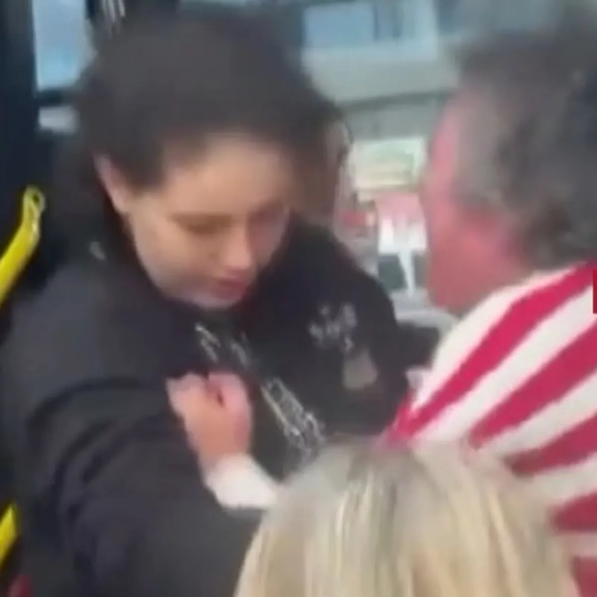 Belediye otobüsünde yer verme tartışması kamerada