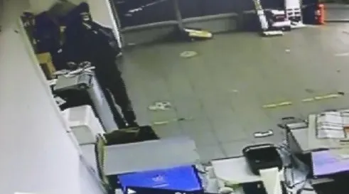 sislide-polisin-dikkati-hirsizi-kiskivrak-yakalatti-1640756844722.jpg Şişli’de polisin dikkati hırsızı kıskıvrak yakalattı - 3