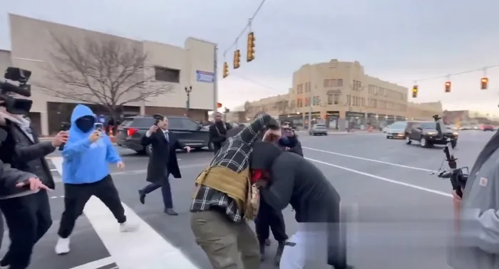 ABD’de müslüman karşıtlarından alçak girişim! Kur’an-ı Kerim yakmaya çalıştılar