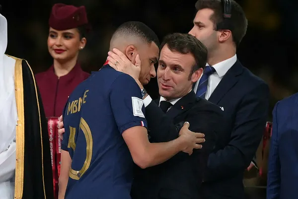 macronun-dunya-kupasi-final-maci-ardindan-yaptiklari-alay-konusu-oldu-macron-icin-utanc-verici-ve-caresiz-deni-1671526402889.jpg Macron'un Dünya Kupası final maçı ardından yaptıkları alay konusu oldu! Macron için "Utanç verici ve çaresiz" denildi - 8